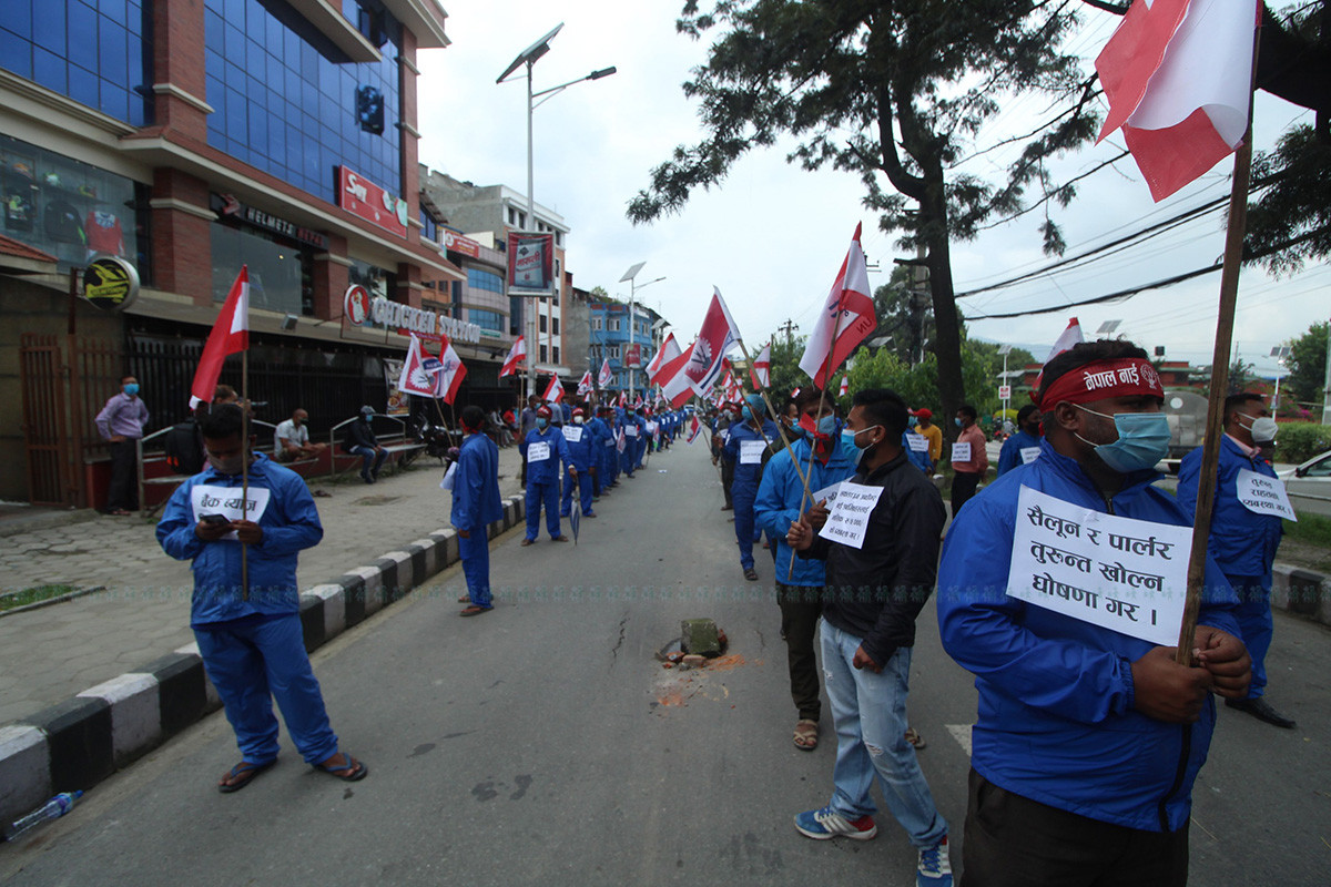 https://www.setopati.com/uploads/shares/2020/sujita/nai sadak ma/nai sadak ma (1).jpg